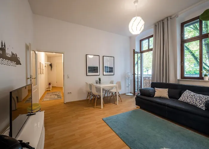 Grosse Altstadtwohnung Im Zentrum, Mit Balkon, Top Lage, 4 Schlafplaetzen