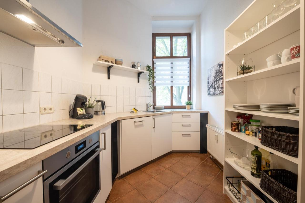 Grosse Altstadtwohnung Im Zentrum, Mit Balkon, Top Lage, 4 Schlafplaetzen * Magdeburg